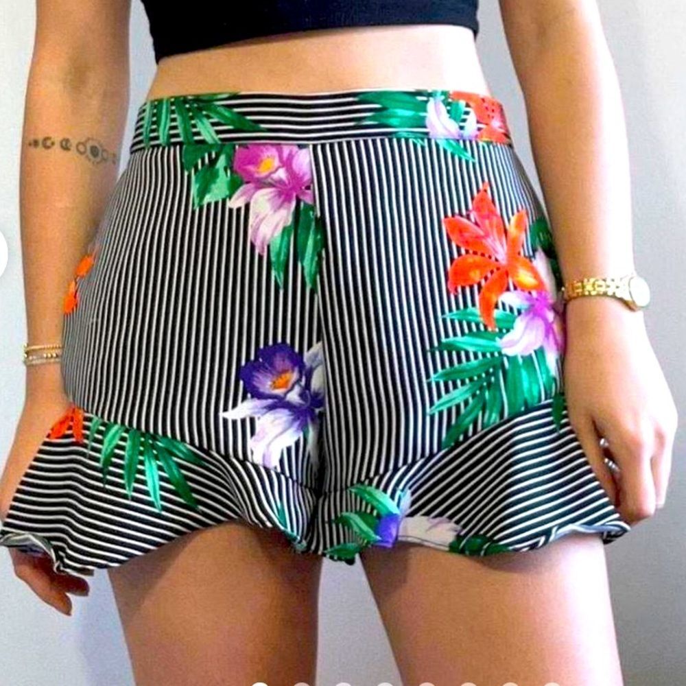 Who What Wear Shorts Size 10 Black & White Striped Floral High Waisted Peplum